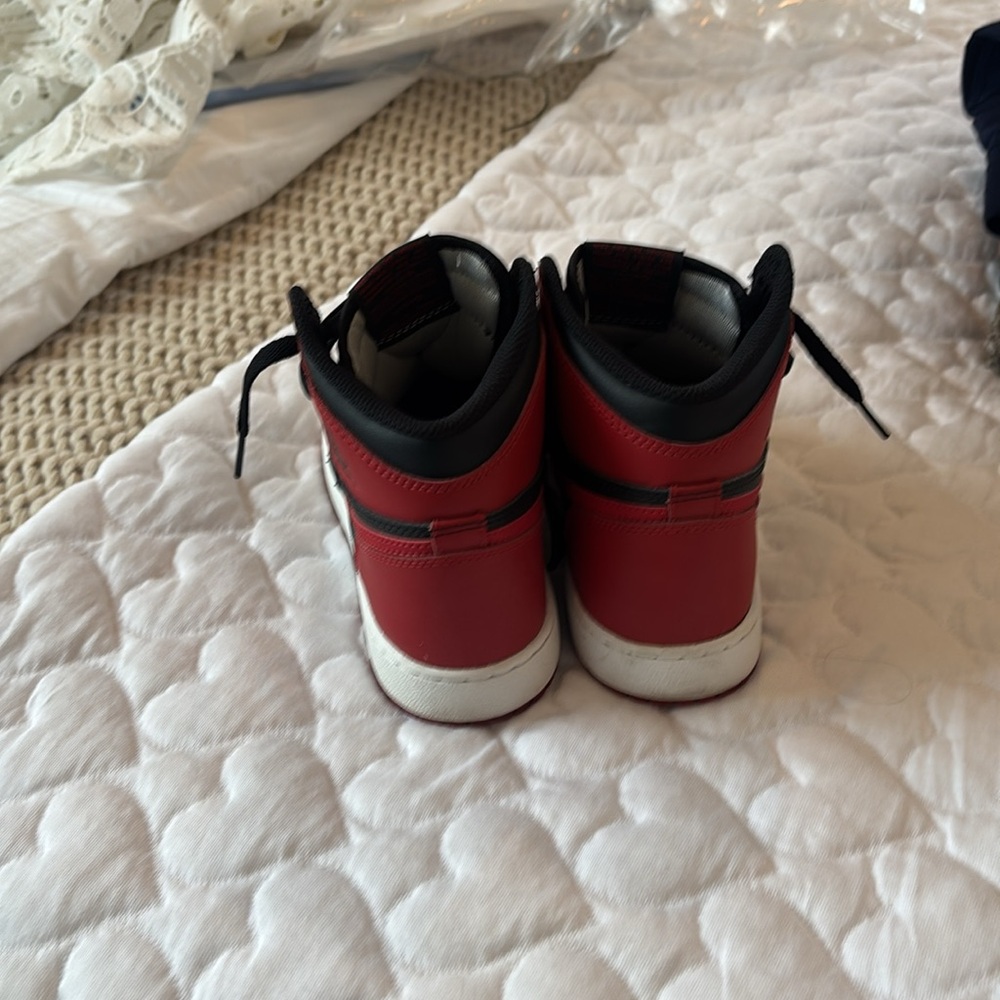 Nike Youth Black and Red Air Jordans Size 6.5 - Picture 5 of 8